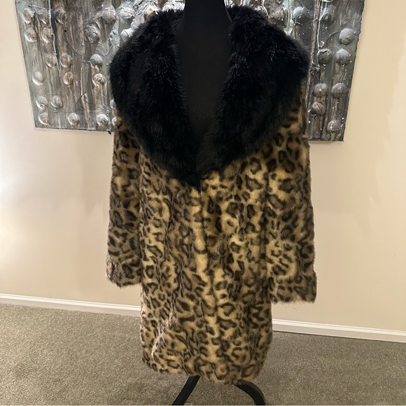 Leopard Print 2-3X Faux Fur Jacket with Black Collar - Picture 15 of 15